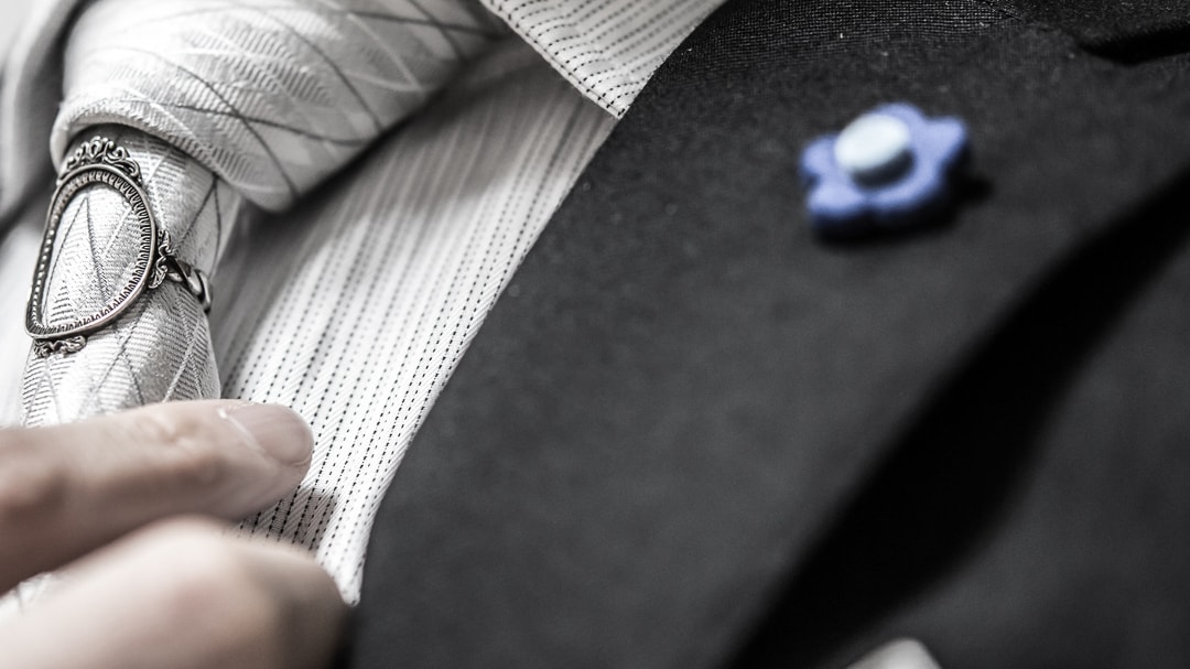 フラワーホールの由来は 襟のボタン穴は飾り 何かを入れる スーツ男子