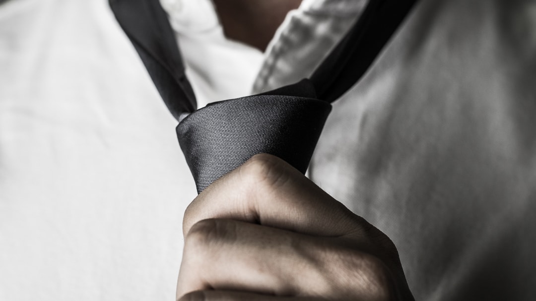 仕事でネクタイを締めないとマナー違反 歴史と起源は スーツ男子